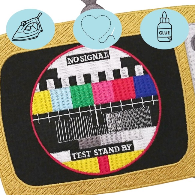 Télévision brodée avec message TEST STAND-BY à coudre ou à coller Finitions soignées : fils et tissu certifiés oeko-tex