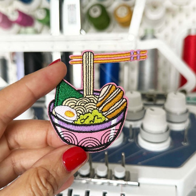 Ecusson ramen rose dans mon atelier Patch ramen rose tenue dans ma main devan ma machine à broder