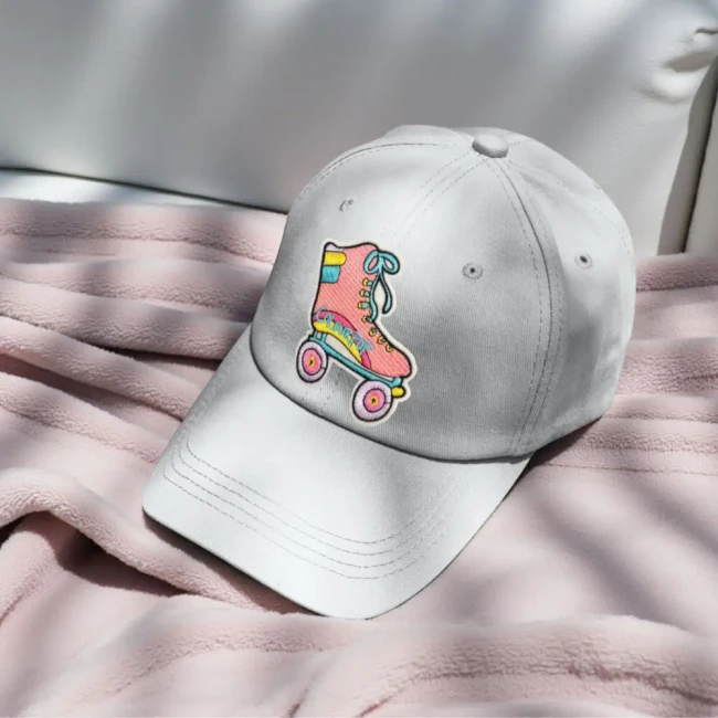 Exemple de customisation de l'écusson roller doerby sur une casquette Écusson roller disco coloré à coudre