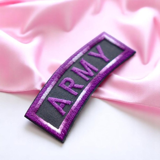 Fixation facile grâce au dos thermocollant Patch thermocollant ARMY à poser facilement