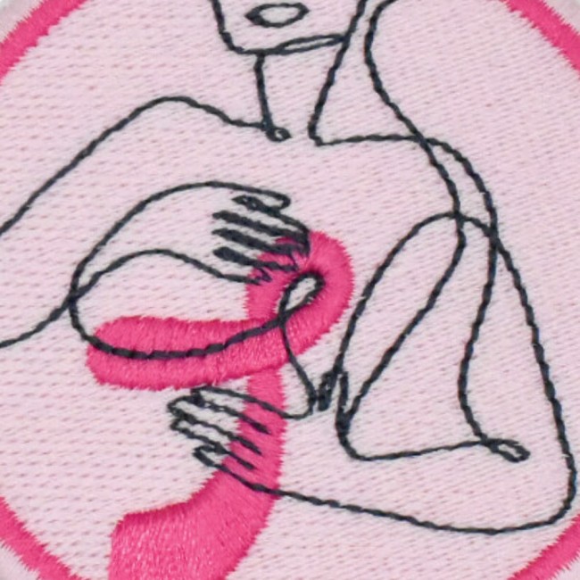Zoom sur la broderie du ruban rose