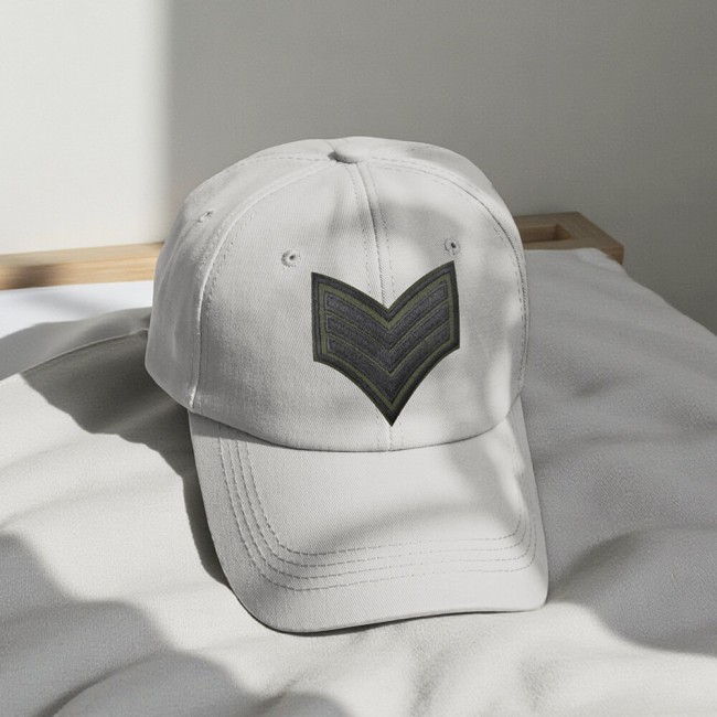 Patch galon sergent appliqué sur une casquette kaki
