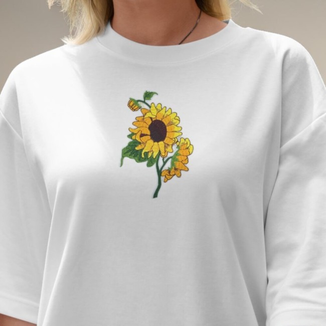 Patch brodé fleur tournesols qui customise un hoodie