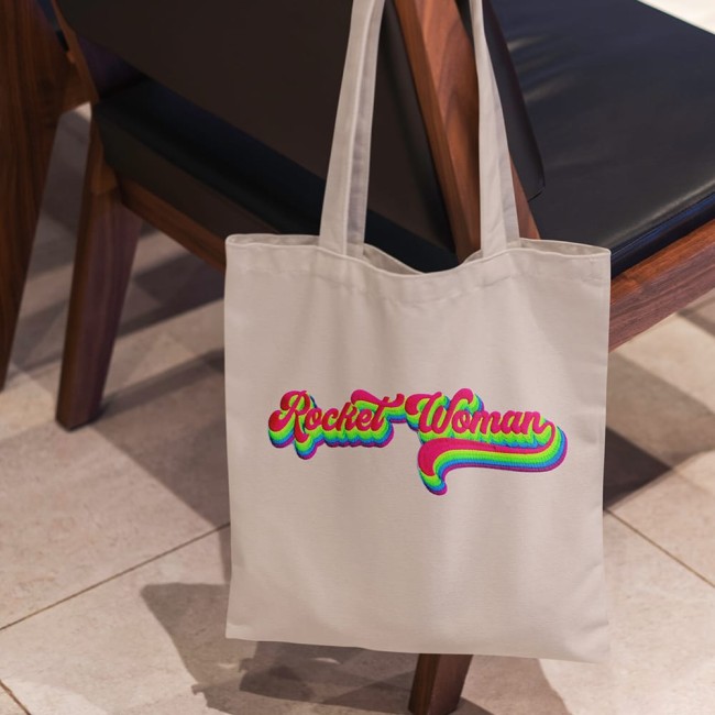 patch Rocket Woman 23 cm centré sur tote bag beige, usage quotidien