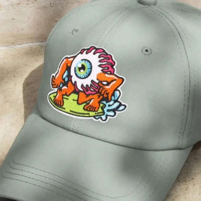 Casquette personnalisée avec un patch monstre patch brodé