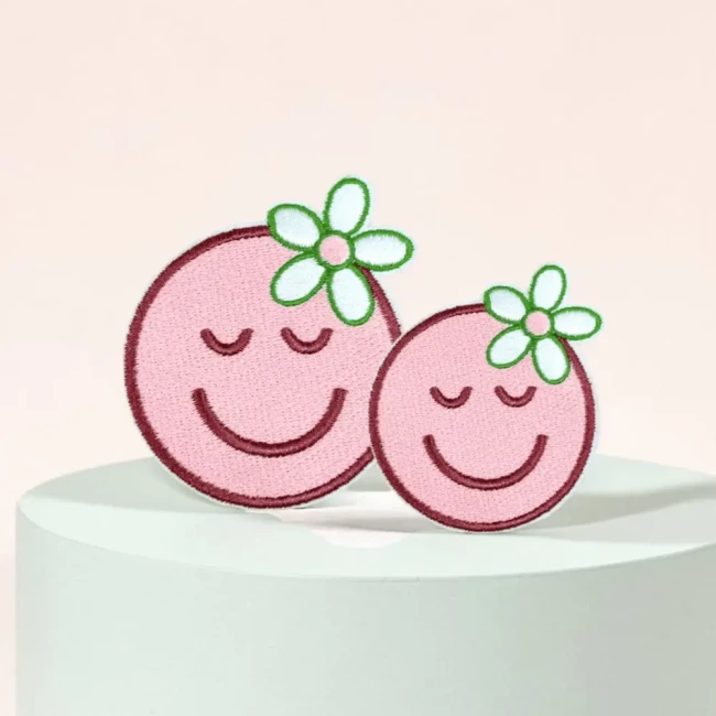 Patch brodé smiley avec fleur blanche