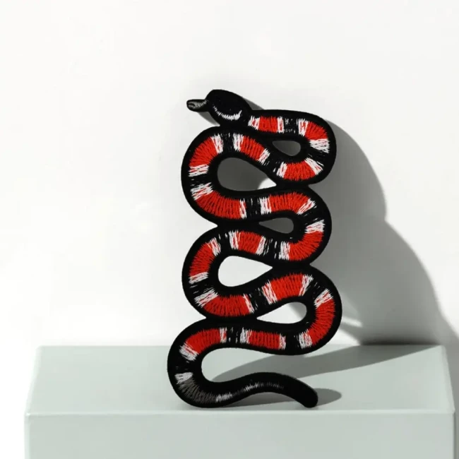 Patch brodé serpent rouge noir et blanc enroulé