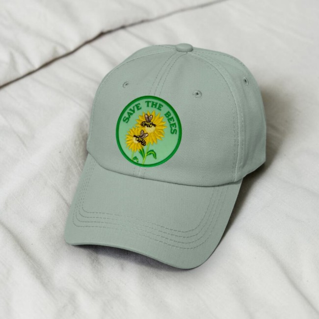 Exemple de customisation avec patch abeille sur casquette Patch abeille Save the Bees posé sur une casquette claire