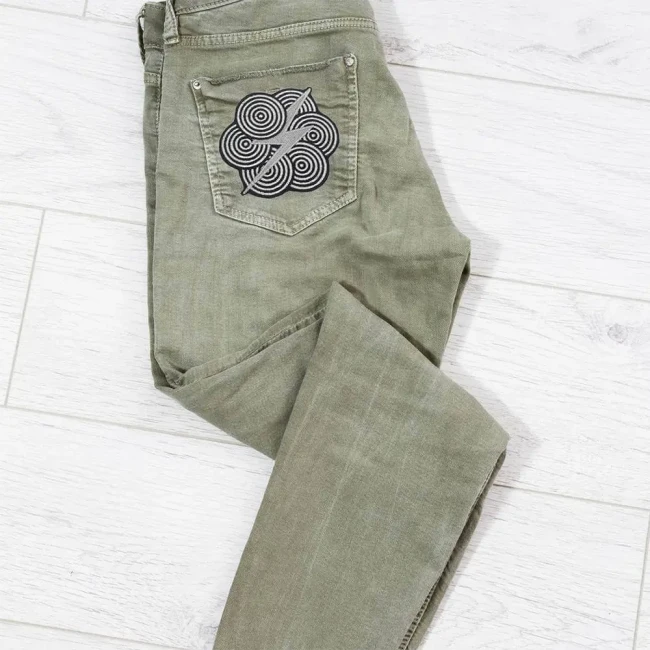 Exemple de pose du patch éclair sur un jean Ecusson brodé made in France