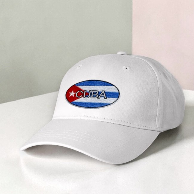 Patch Cuba thermocollant pratique et esthétique sur une casquette Écusson drapeau oval de Cuba brodé sur une casquette blance