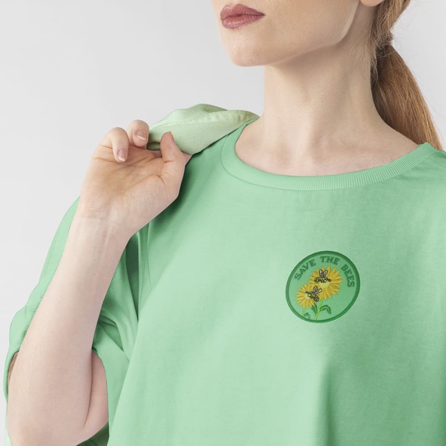 Patch Save the Bees porté sur tee-shirt vert