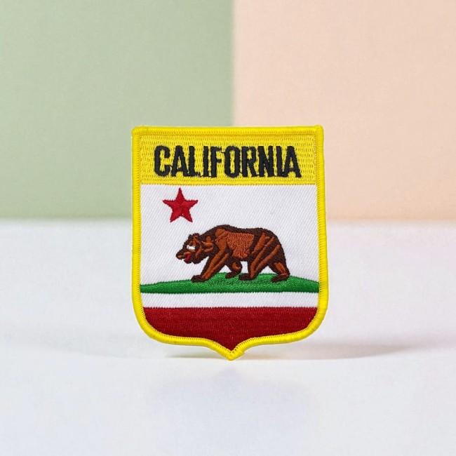 Détail couture du patch brodé California blason