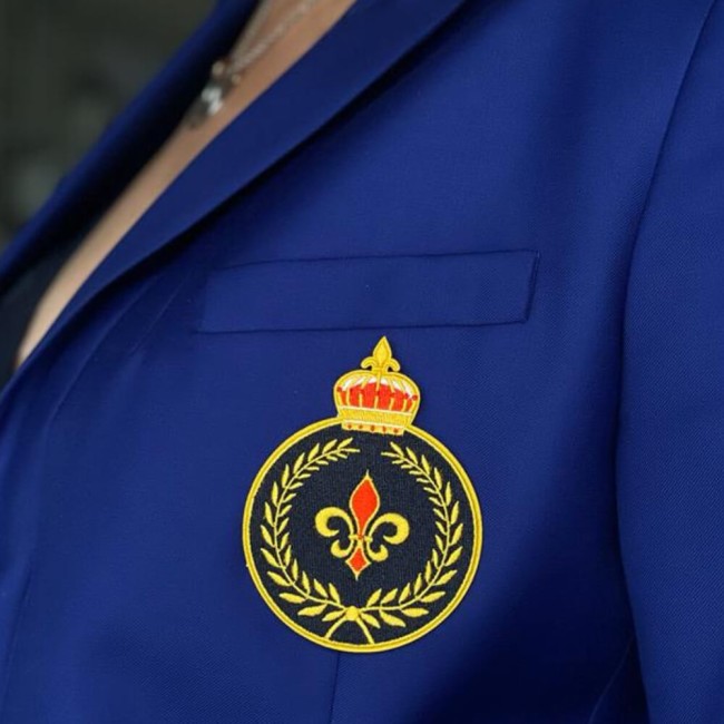 Patch brodé thermocollant blason fleur de lys sur veste bleue