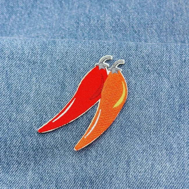 écusson brodé piments rouge et orange, broderie en détail