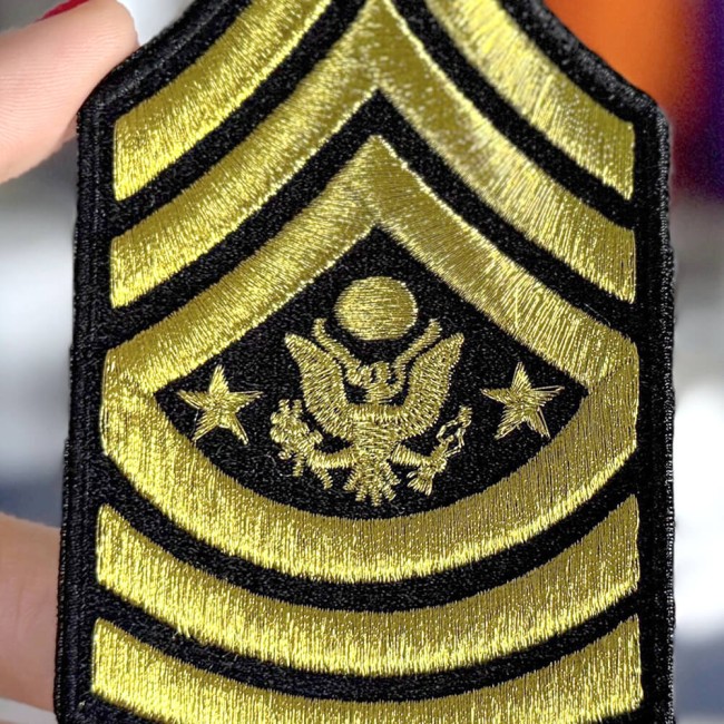 zoom du patch militaire doré