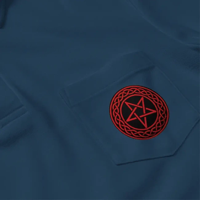 Tee-shirt bleu customisé avec un écusson pentagramme rouge et noir Patch brodé pentagramme rouge sur la poche d'un sweatshirt bleu marine