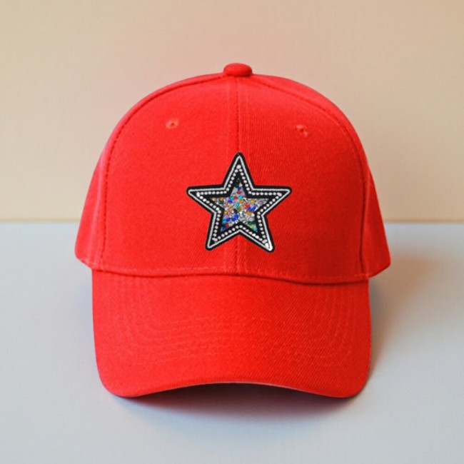 Patch étoile avec strass multicolores sur une casquette rouge