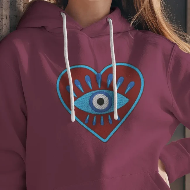 Très grand écusson coeur avec oeil protecteur dedans Patch cœur et œil en bleu marine sur un hoodie
