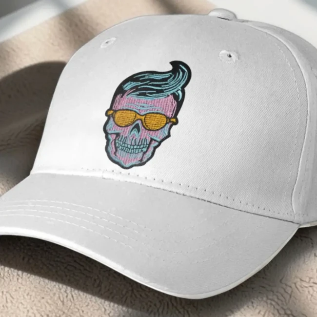 Patch tête de mort rockabilly posé sur une casquette blanche