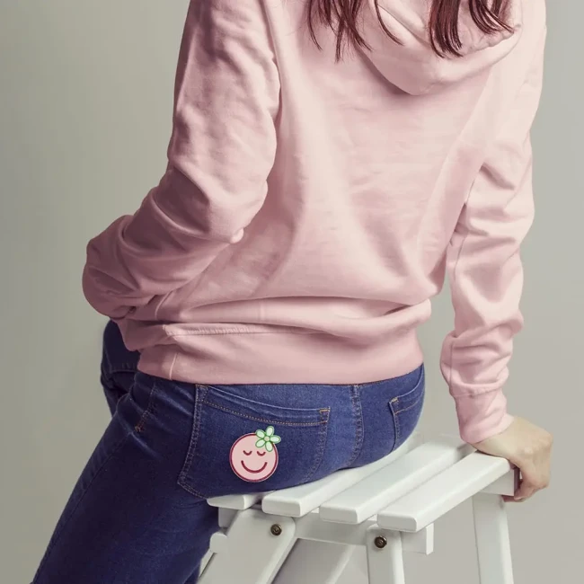 Patch smiley rétro sur la poche arrière d'un pantalon en jean