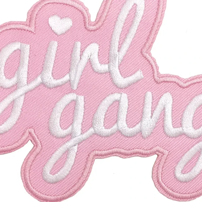 Zoom broderie patch gang de fille rose Gros plan sur le patch girl gang