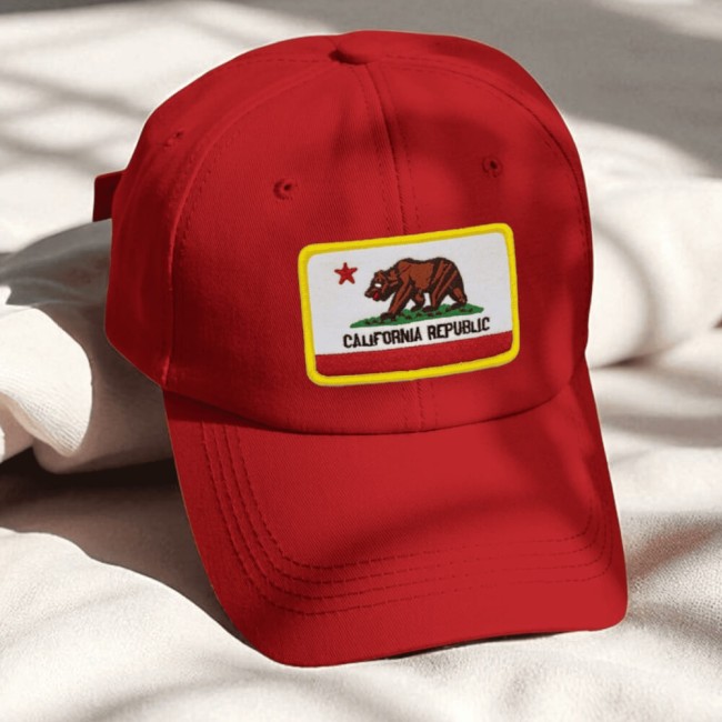 Ecusson brodé thermocollant California porté sur une casquette