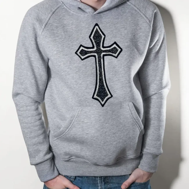 Ecusson grand format croix gothique sur sweat à capuche Patch brodé croix gothique – fil argent