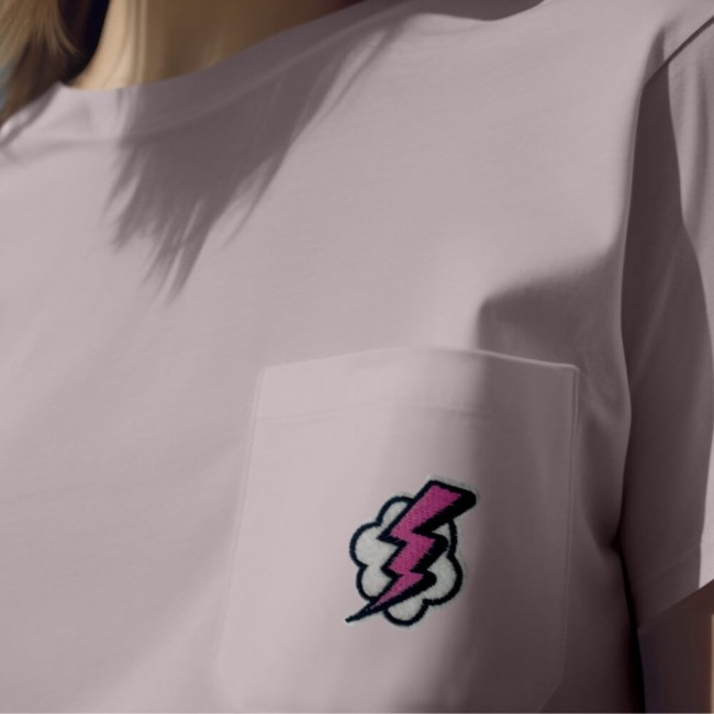 Patch brodé éclair rose nuage sur un tee-shirt rose
