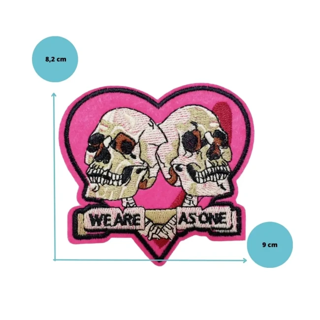 Patch We Are As One cœur rose format 9 cm Dimensions du patch cœur et crânes 9 x 8,2 cm