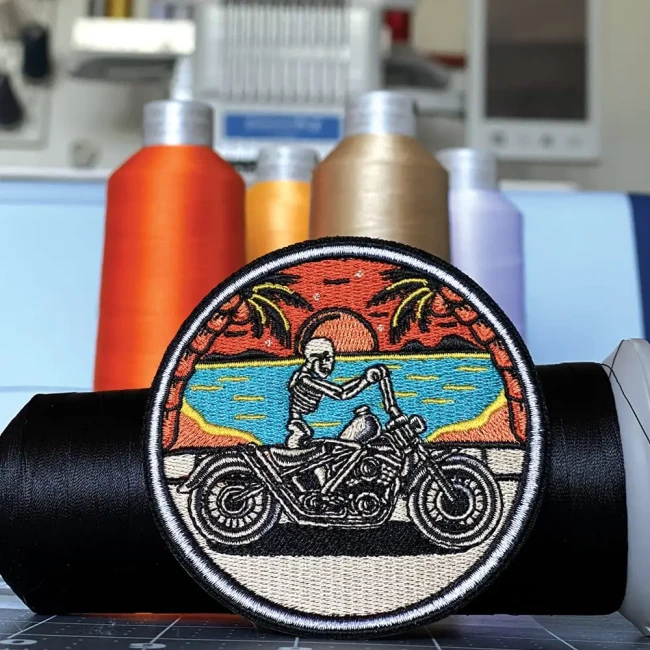Patch biker squelette à moto brodé rond de 8 cm Motif brodé fun avec crâne sur moto et coucher de soleil