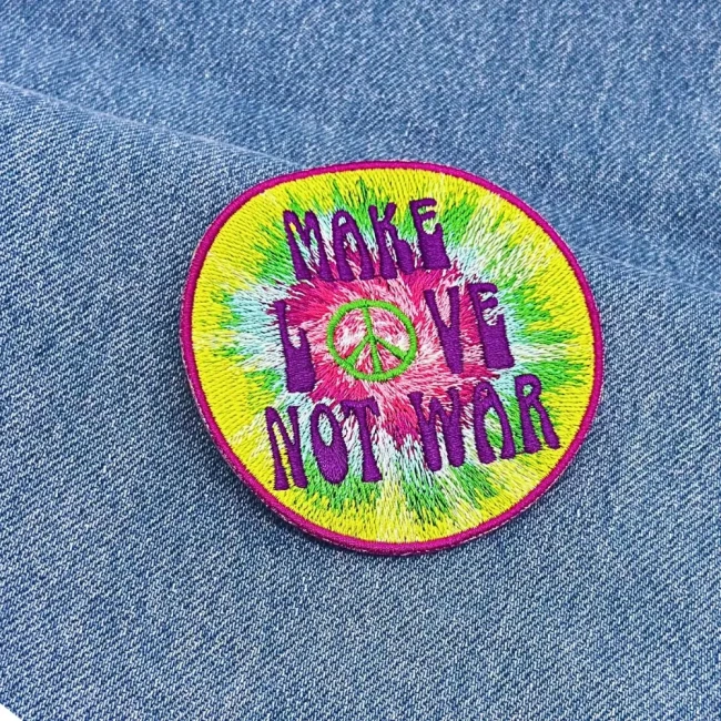 Fabrication artisanale Saperlipopette Patch brodé fait main en France posé sur un jean bleu