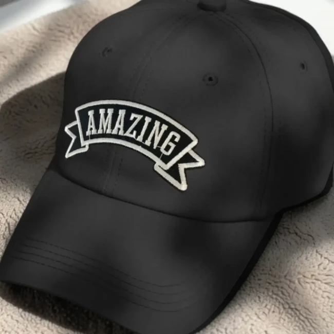 Patch Amazing posé sur une casquette noire