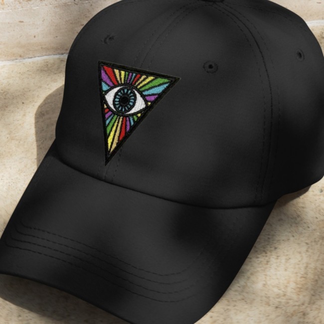 Patch œil mystique thermocollant sur une casquette Patch Œil de la Providence multicolore sur une casquette noire
