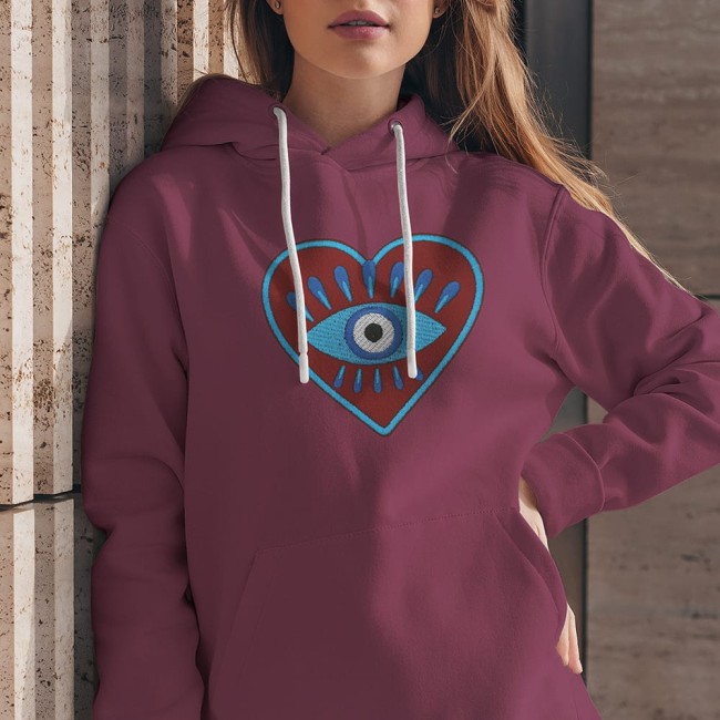 Patch cœur et œil en bleu marine sur un hoodie
