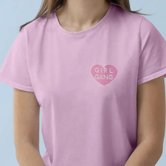 Idée look avec patch Girl Gang sur t-shirt pastel Patch Girl Gang thermocollé sur un t-shirt rose