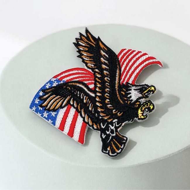 Patch brodé aigle survolant le drapeau américain