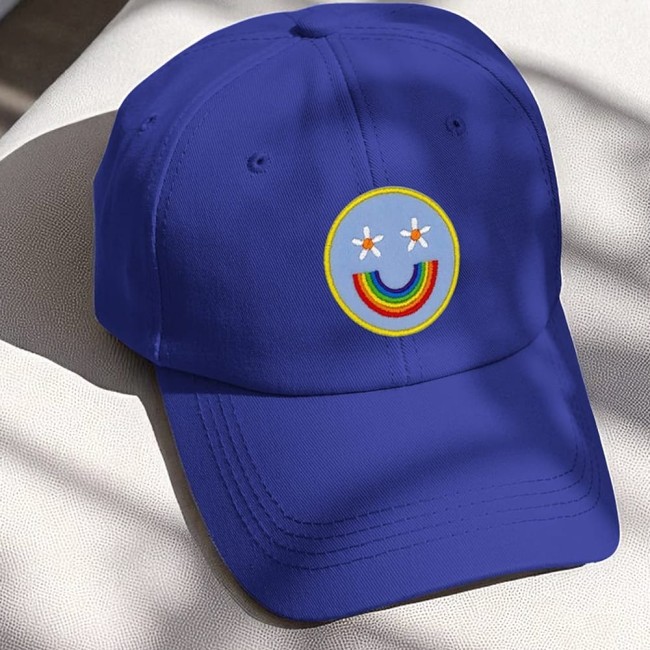 Exemple d'application de l'écusson transgenre LGBTQIA+ sur une casquette Patch transgenre sur une casquette