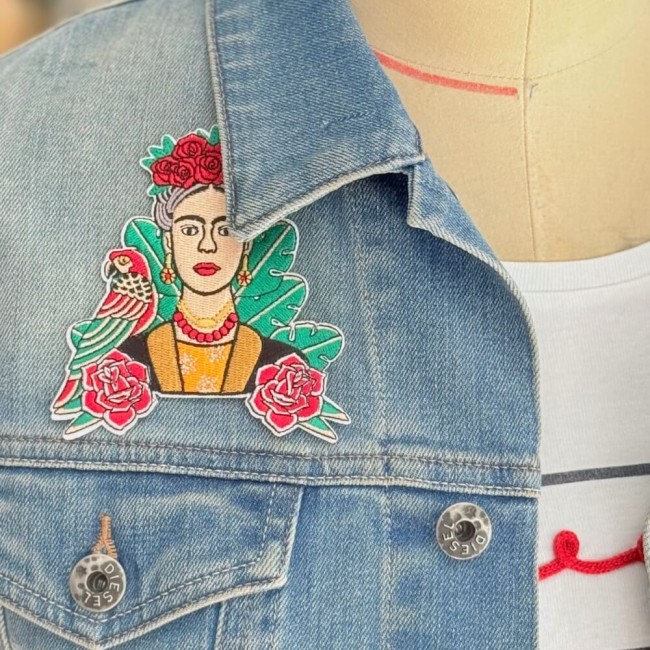 Zoom sur la broderie et les détails de l'écusson Frida. Customisation sur une veste en jean