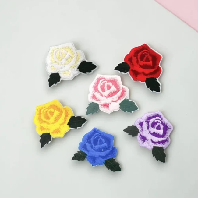 Patch rose brodée - Six coloris au choix Six patchs roses brodées en blanc, rouge, rose, jaune, bleu et mauve