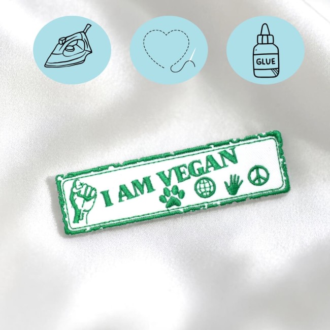 patch brodé I am vegan vert et blanc posé à plat, écusson thermocollant message vegan