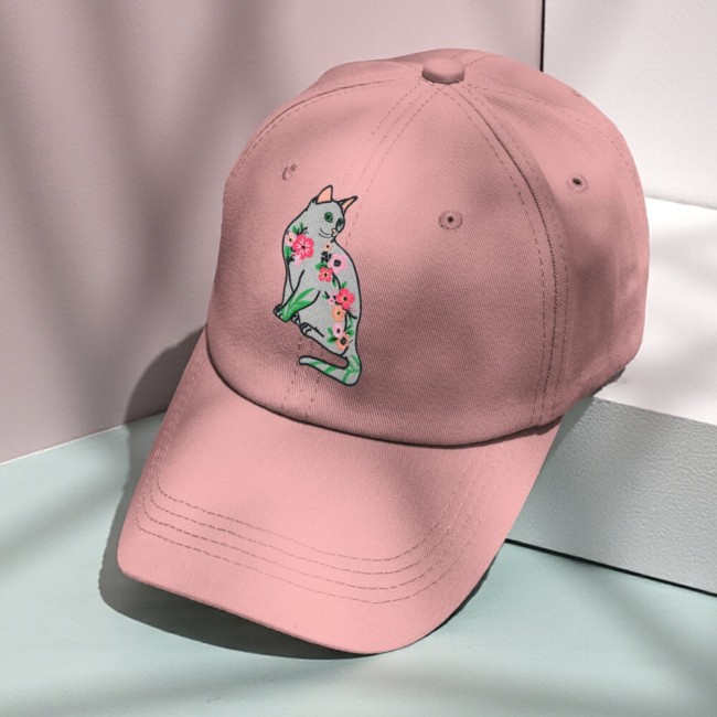 Patch brodé chat fleuri sur une casquette rose