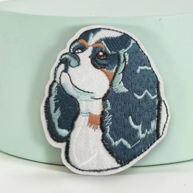 Écusson thermocollant Cavalier King Charles Patch brodé représentant un Cavalier King Charles