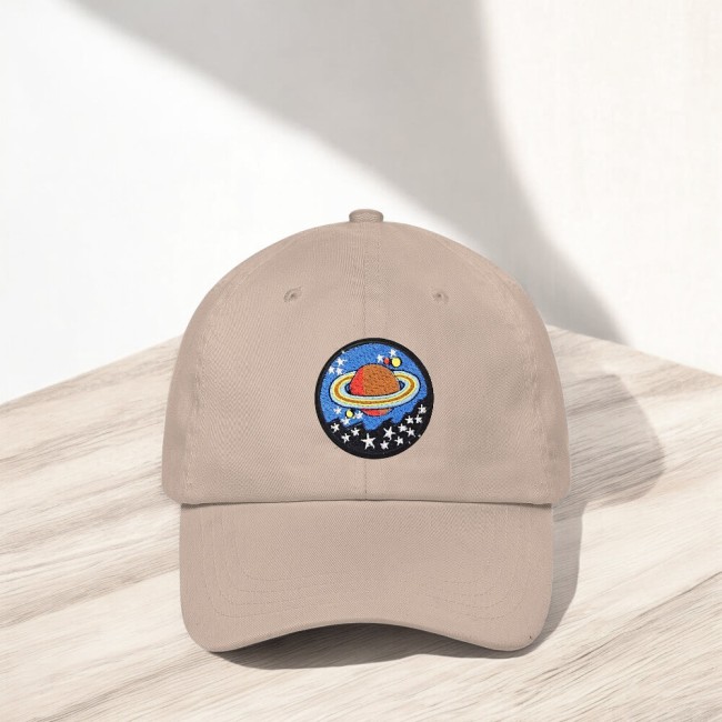 Casquette beige avec le patch espace rond