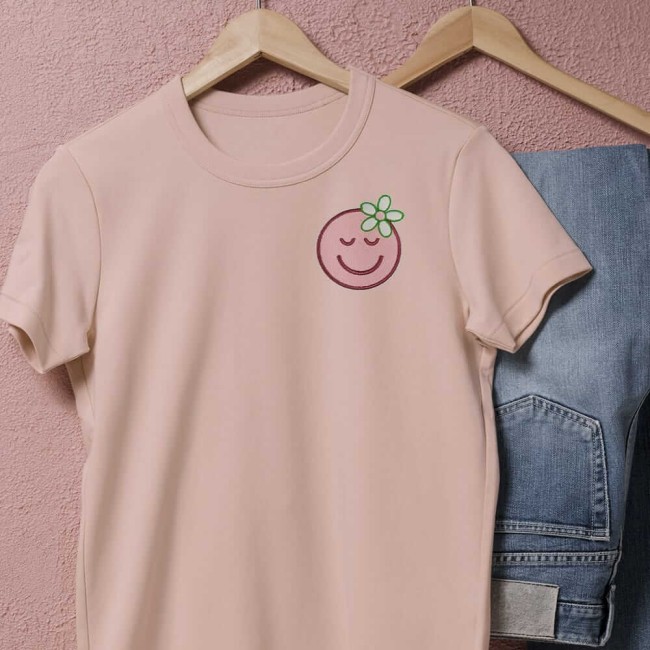 Patch smiley en situation sur t-shirt