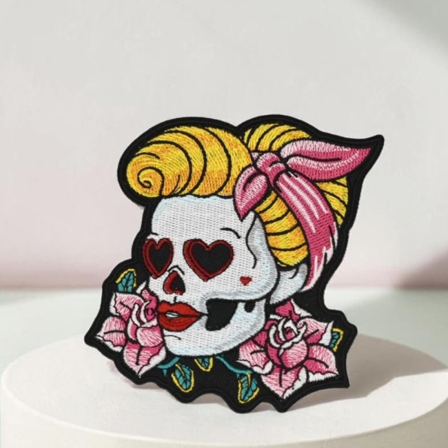 Catrina brune avec bandana rose