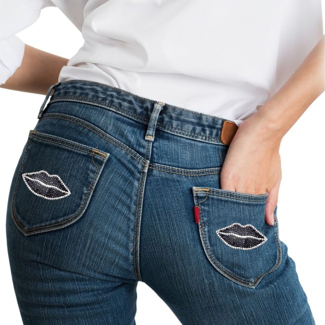 Ecusson en strass à poser sur les poches d'un jean Patchs bouches noires sur un pantalon en jean