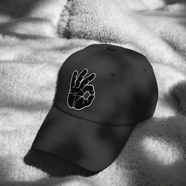 Ecusson main noire faisant le geste OK sur une casquette noire