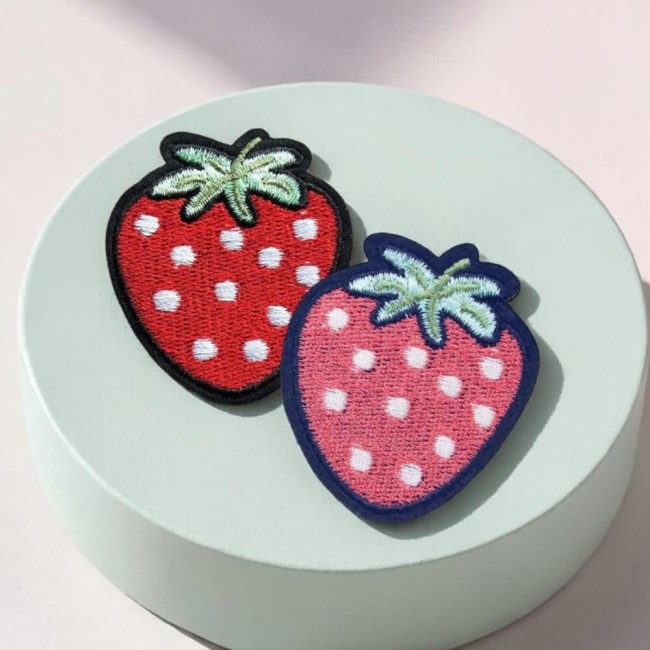 Patch brodé fraise thermocollant, modèle au choix rouge ou rose