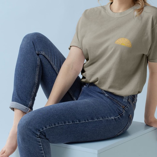 Patch Hello Sunshine thermocollé sur t-shirt femme, couleur jaune doré pour un style rétro