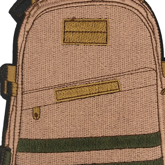 Gros plan sur les poches et sangles brodées du patch sac à dos